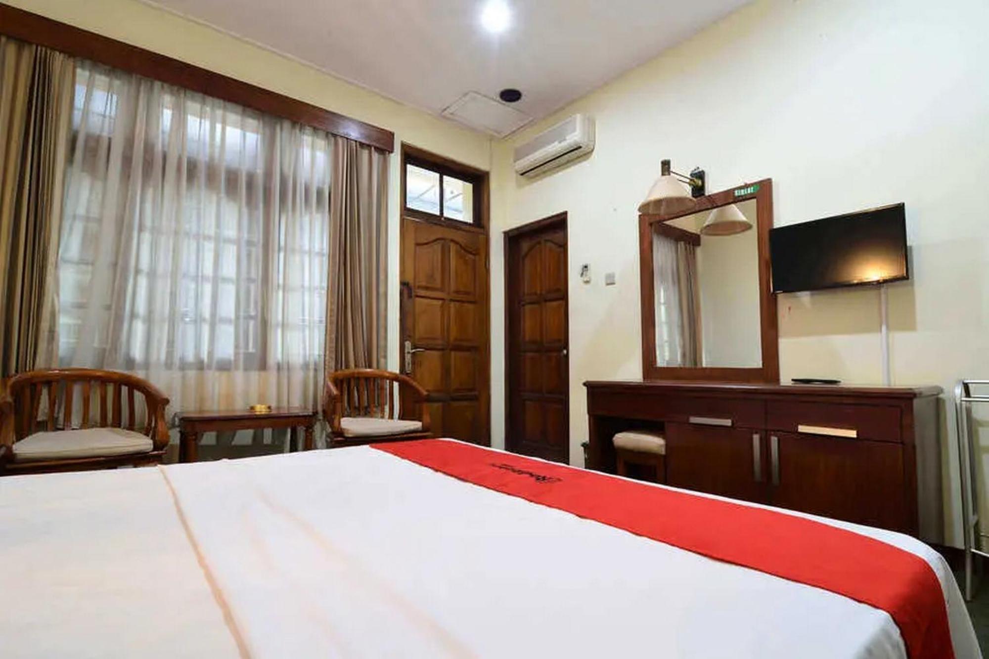 Reddoorz Plus @ Laweyan Hotel Surakarta  Exterior photo