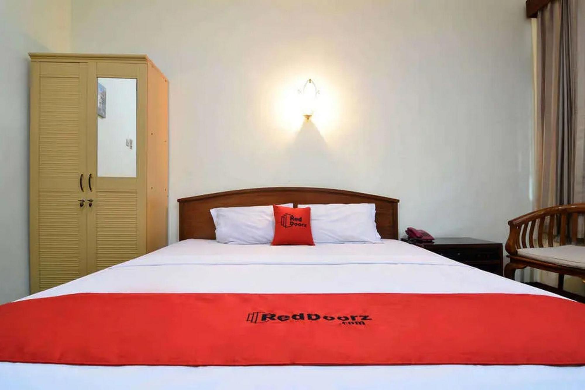 Reddoorz Plus @ Laweyan Hotel Surakarta  Exterior photo