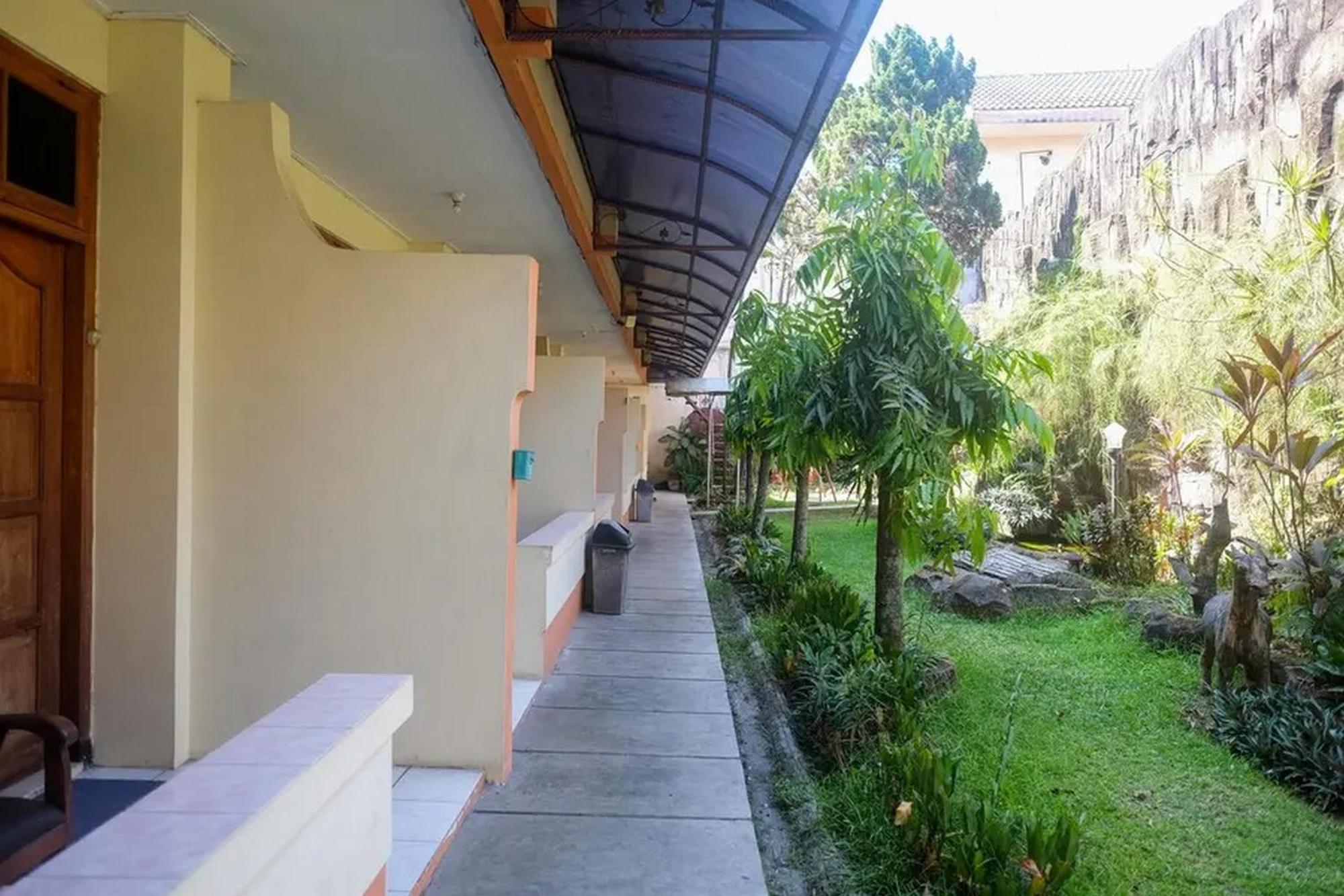 Reddoorz Plus @ Laweyan Hotel Surakarta  Exterior photo