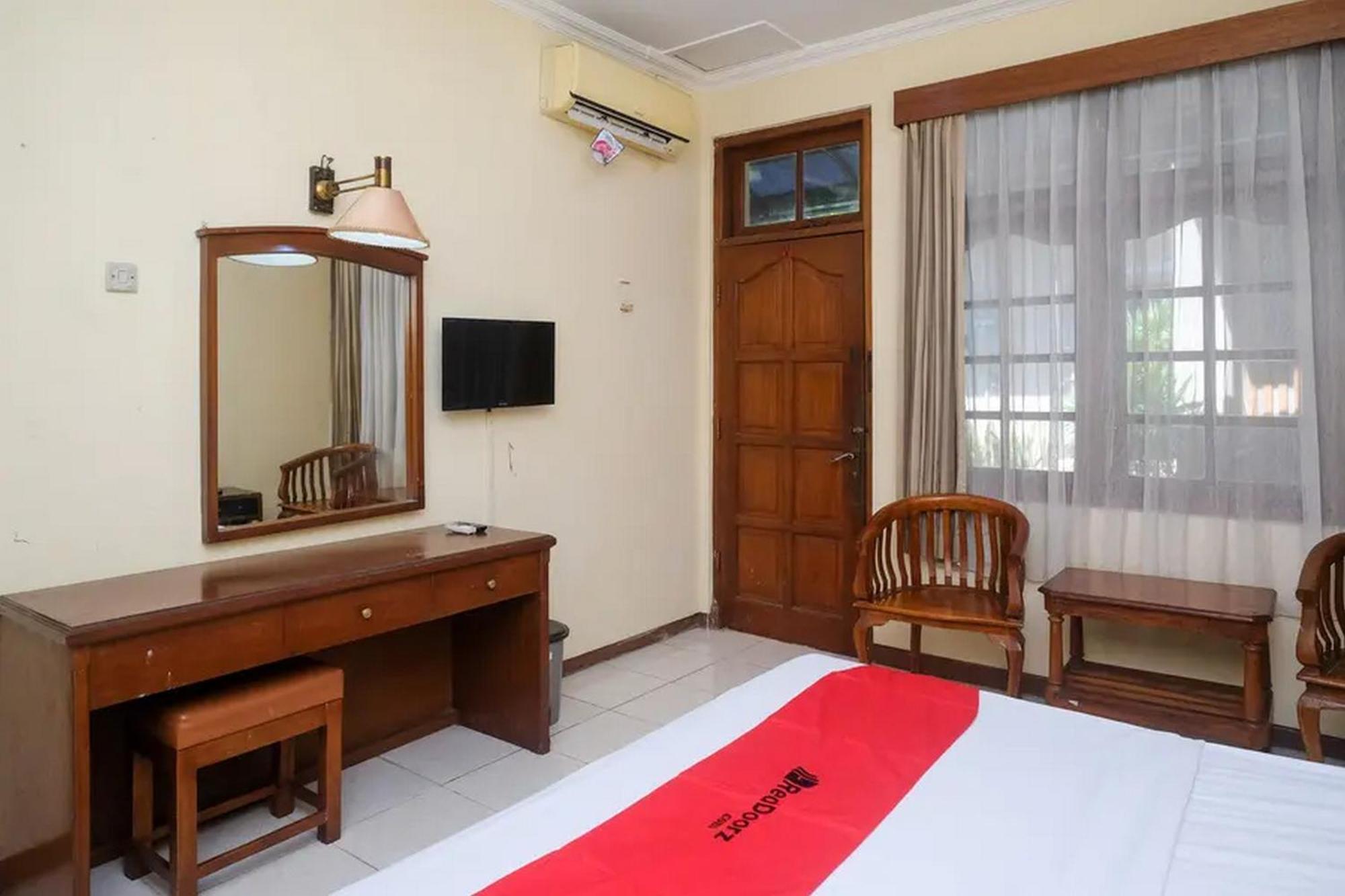 Reddoorz Plus @ Laweyan Hotel Surakarta  Exterior photo