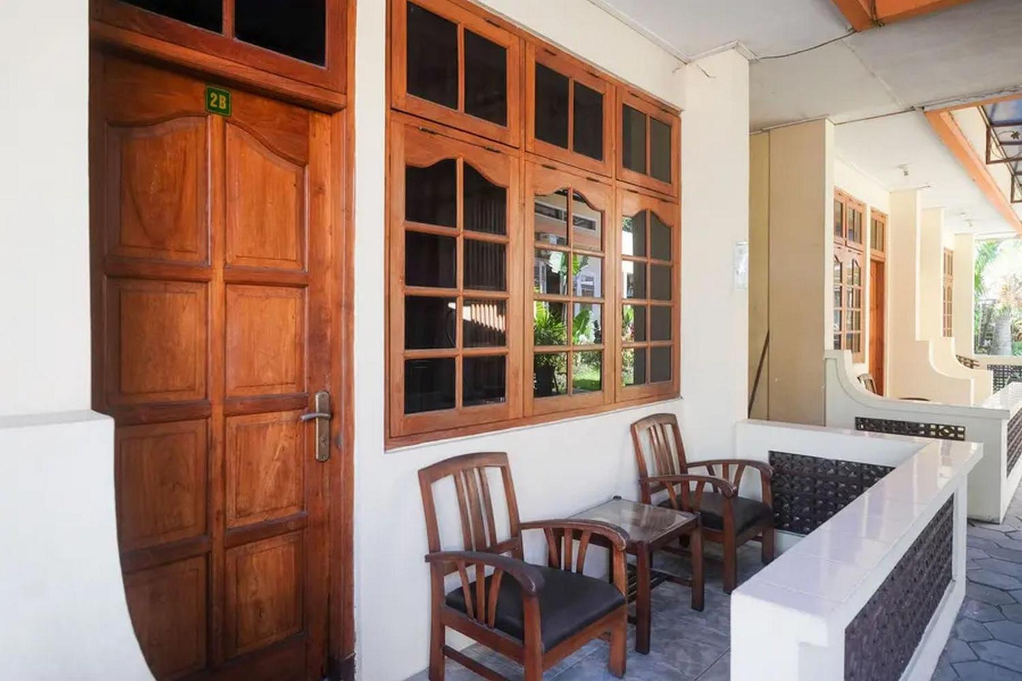 Reddoorz Plus @ Laweyan Hotel Surakarta  Exterior photo