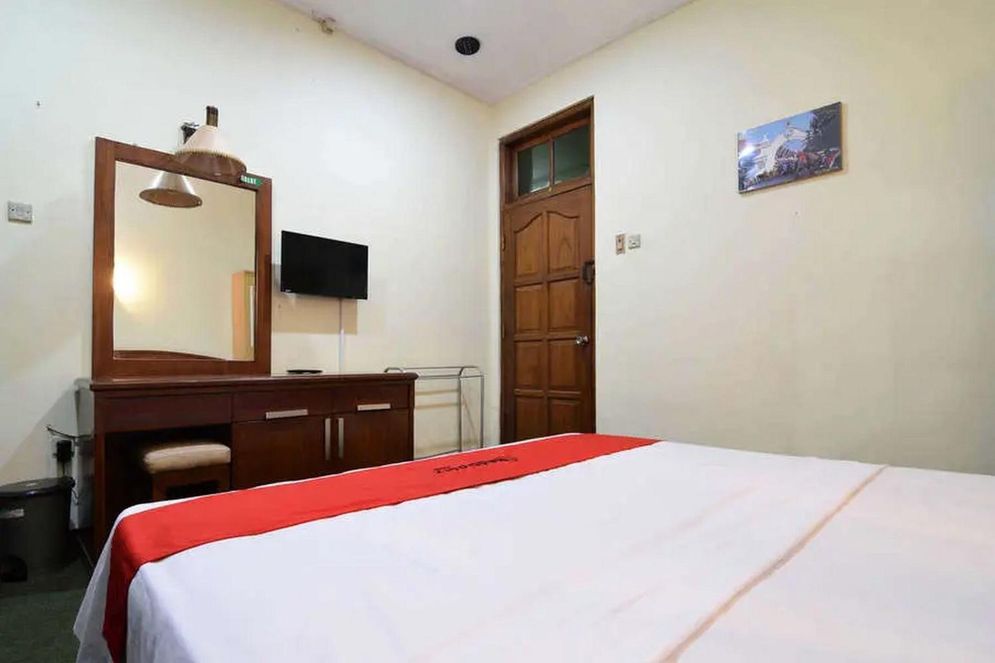 Reddoorz Plus @ Laweyan Hotel Surakarta  Exterior photo