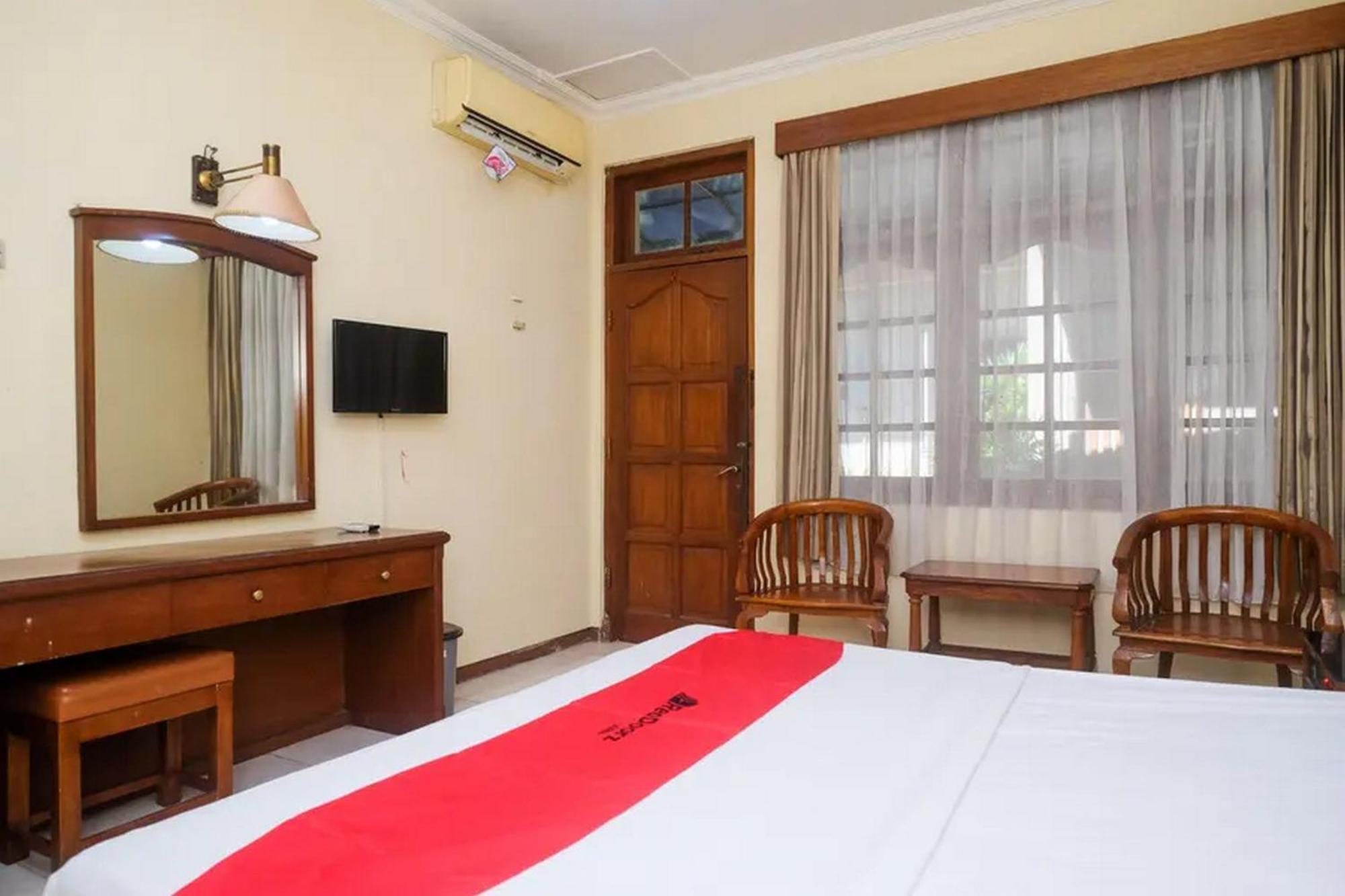 Reddoorz Plus @ Laweyan Hotel Surakarta  Exterior photo