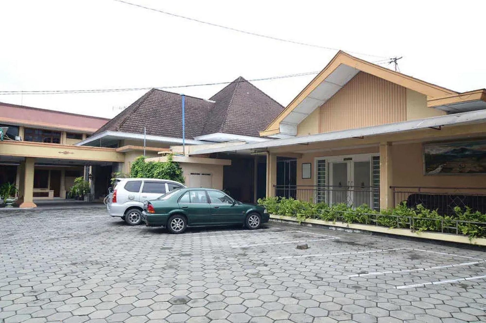 Reddoorz Plus @ Laweyan Hotel Surakarta  Exterior photo