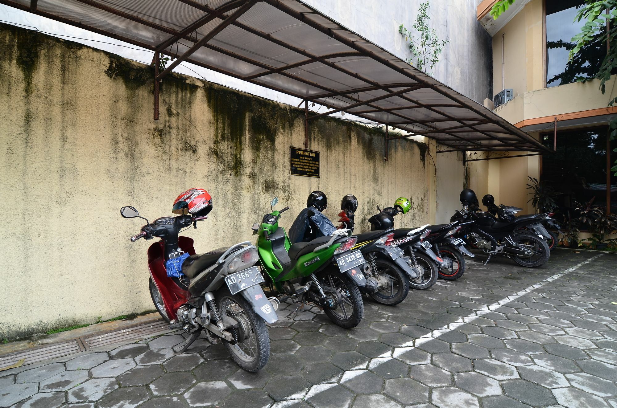 Reddoorz Plus @ Laweyan Hotel Surakarta  Exterior photo