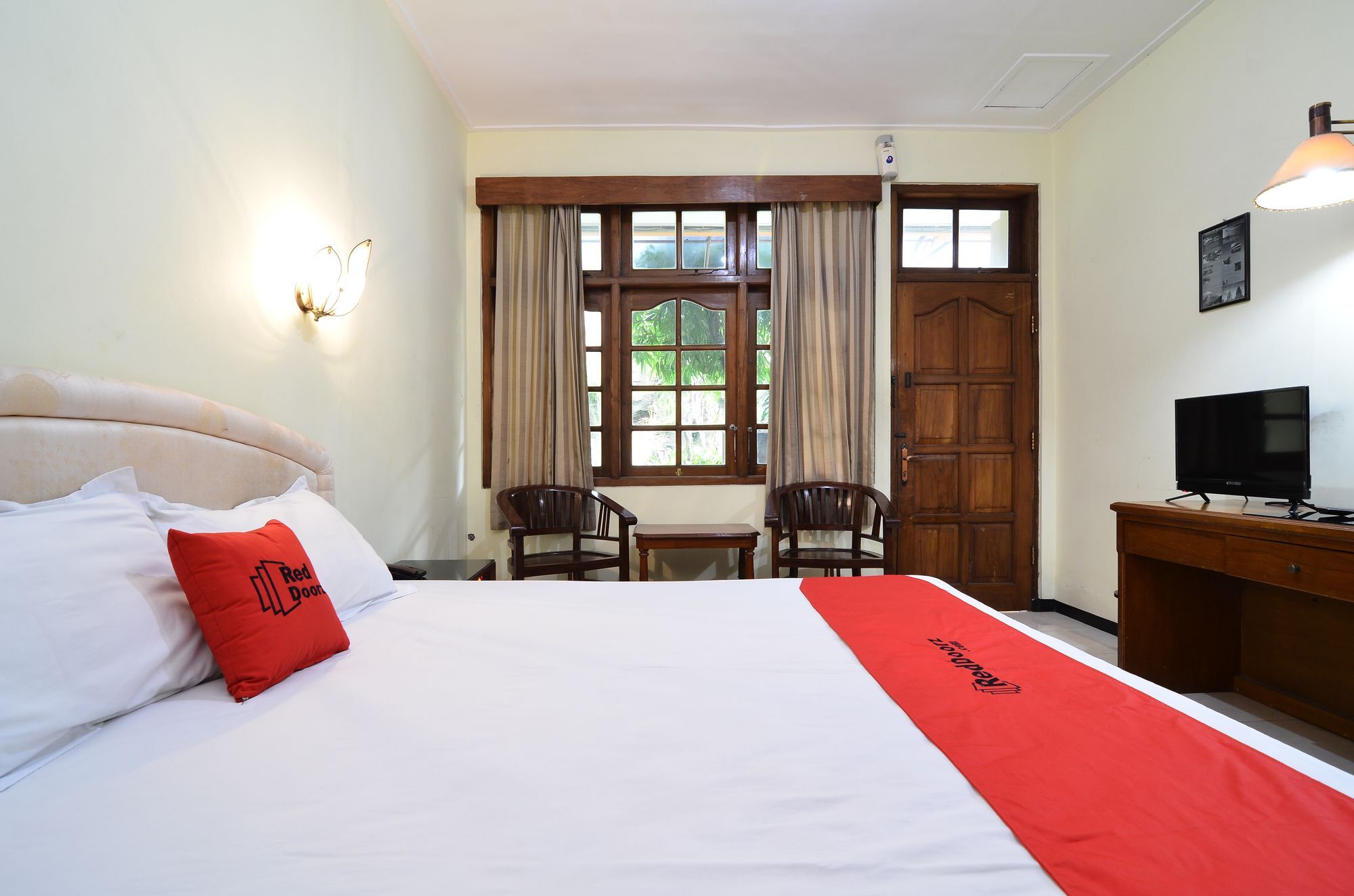 Reddoorz Plus @ Laweyan Hotel Surakarta  Exterior photo